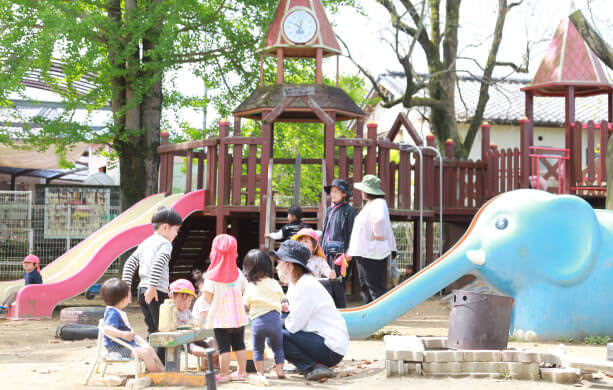 「いっぽのひかり」の向かいにある「幼保連携型認定こども園　ひかりの森こども園」の園庭で子供達が遊んでいる。